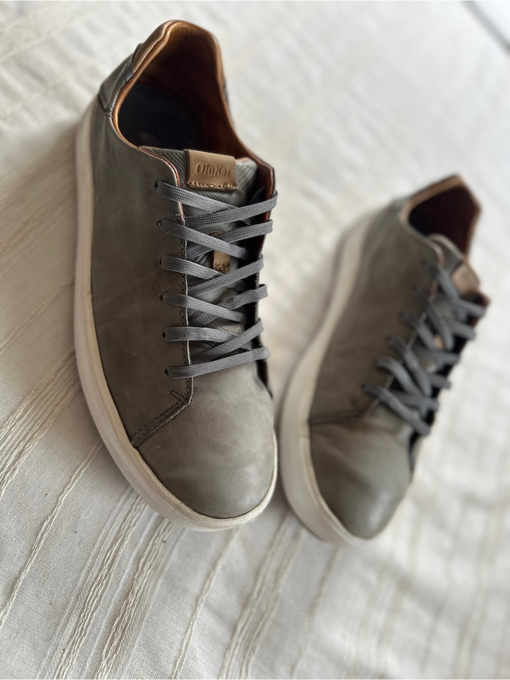 OLUKAI Lae‘ahi Lī ‘Ili Stone Leather Sneaker | Men’s 10